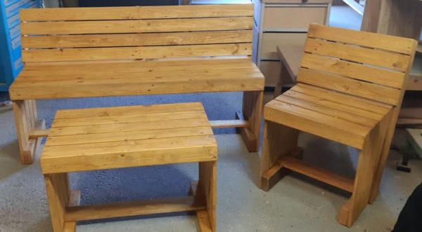 Tuinset voorzien van bank, 2 stoelen en tafel