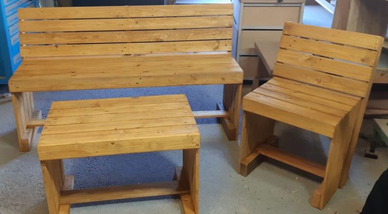 Tuinset voorzien van bank, 2 stoelen en tafel