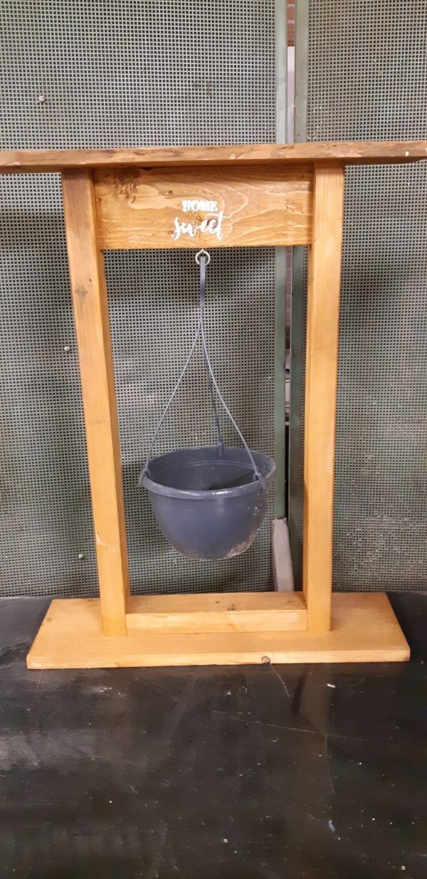 Plantenhanger gemaakt van pallethout