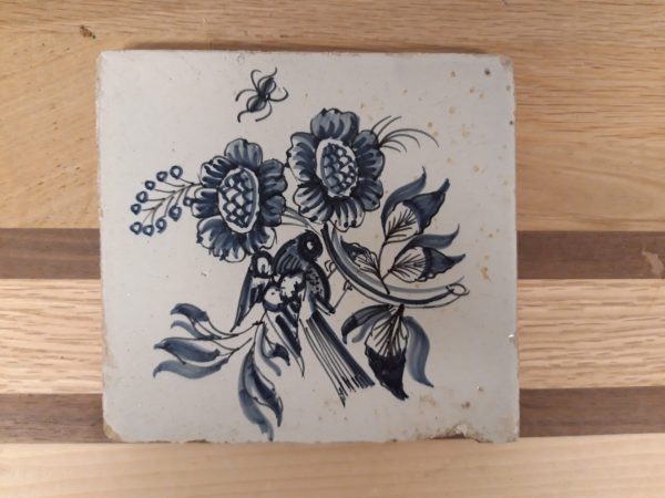 Antieke Delfts blauwe tegels met vogel bij bloemen en een insect - Afbeelding 2