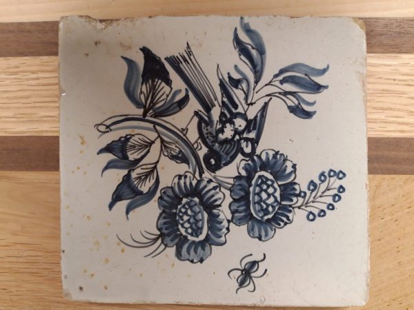 Antieke Delfts blauwe tegels met vogel bij bloemen en een insect - Afbeelding 3