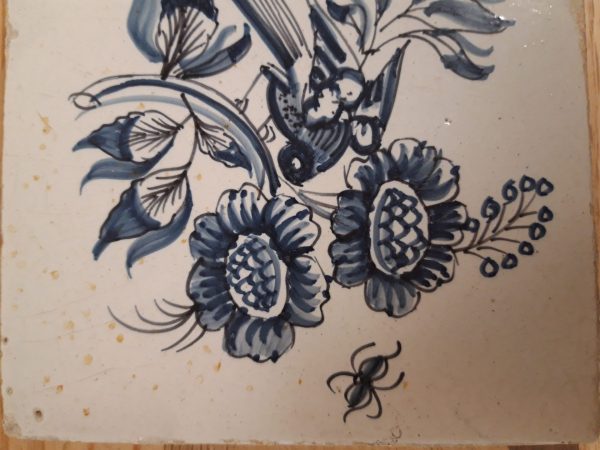 Antieke Delfts blauwe tegels met vogel bij bloemen en een insect - Afbeelding 4