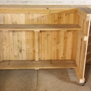 Pallet bar & wieltjes aan onderzijde