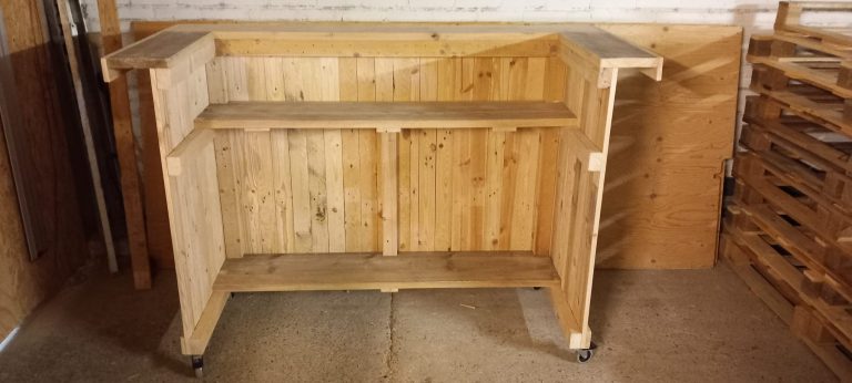 Pallet bar & wieltjes aan onderzijde
