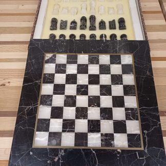 Marmeren stenen schaakbord met schaakstukken