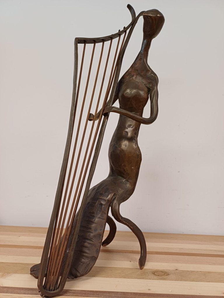 Bronzen beeld - vrouw met harp