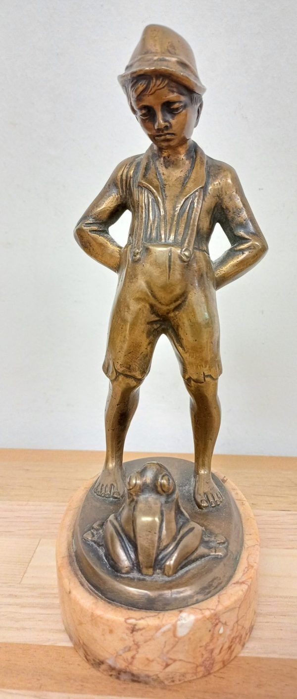 Brons beeldje van jongen en kikker - Afbeelding 2