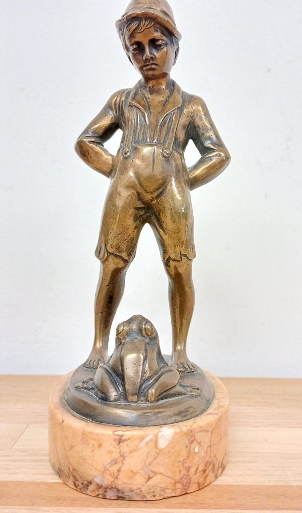 Brons beeldje van jongen en kikker - Afbeelding 3