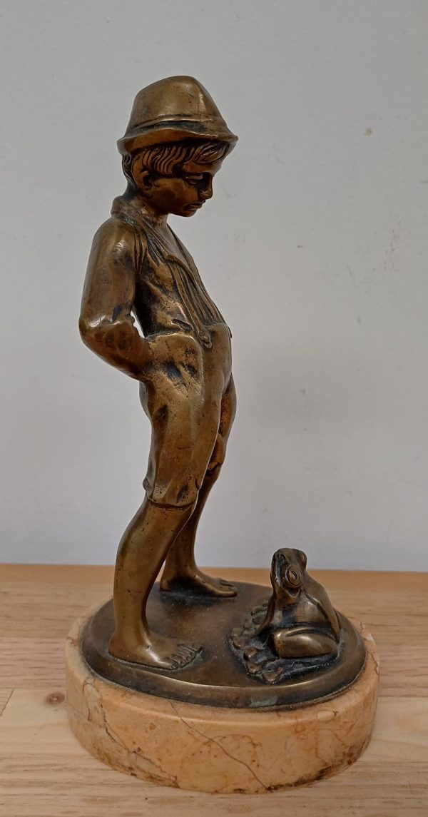 Brons beeldje van jongen en kikker