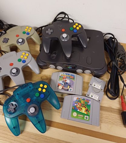 Nintendo 64 & 4 controllers & 2 spelletjes