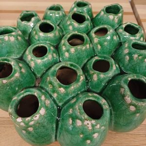 Een groene studio aardewerk koraalvorm vaas
