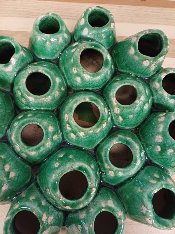 Een groene studio aardewerk koraalvorm vaas - Afbeelding 6