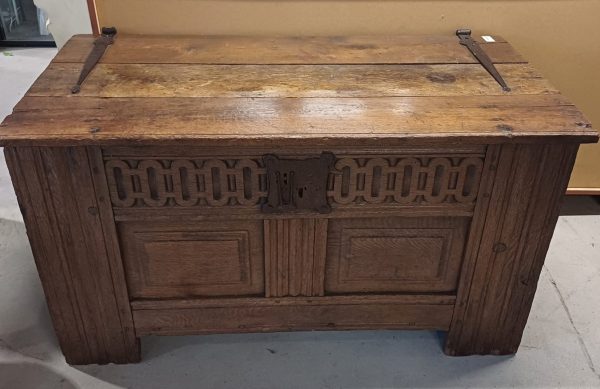 Antieke 17de Eeuwse Grote Houten Kist - dekenkist