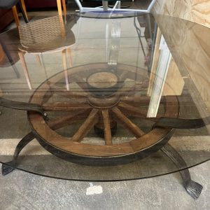 Antieke karrewiel salontafel met glazen blad