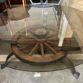 Antieke karrewiel salontafel met glazen blad