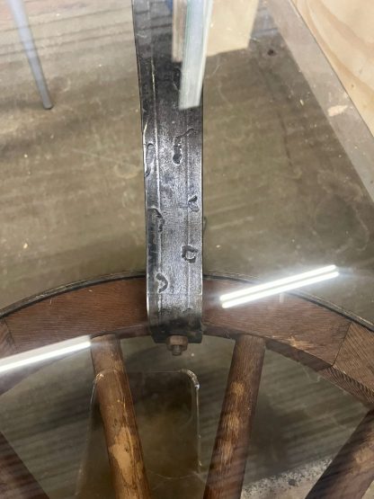 Antieke karrewiel salontafel met glazen blad - Afbeelding 2