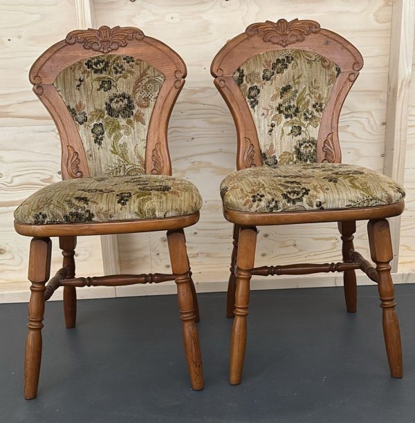 2 antieke stoelen