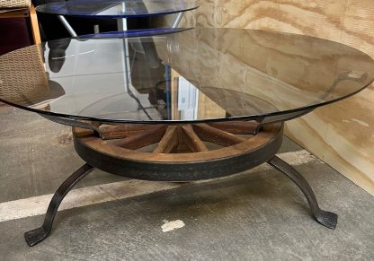 Antieke karrewiel salontafel met glazen blad - Afbeelding 3