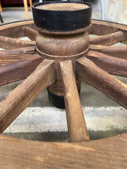 Antieke karrewiel salontafel met glazen blad - Afbeelding 4