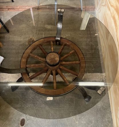 Antieke karrewiel salontafel met glazen blad - Afbeelding 10
