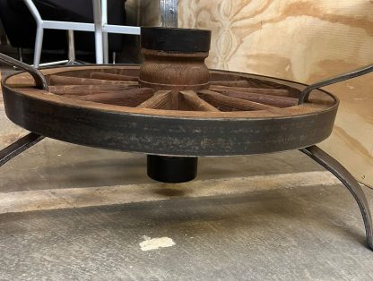Antieke karrewiel salontafel met glazen blad - Afbeelding 11