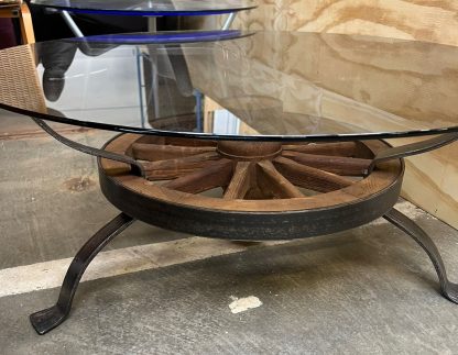 Antieke karrewiel salontafel met glazen blad - Afbeelding 12