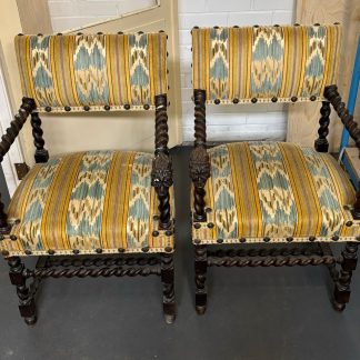 2 antieke houten stoelen met leeuwenkoppen