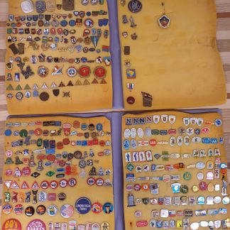 2 mappen voorzien van vintage speldjes