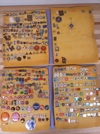 2 mappen voorzien van vintage speldjes