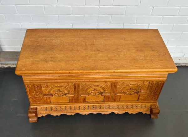 Zeer mooie bewerkte houten kist - Afbeelding 4