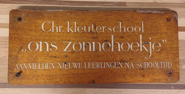 Vintage naambord Chr. kleuterschool "ons Zonnehoekje"