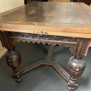 Antieke uitschuifbare eettafel - houtsnijwerk
