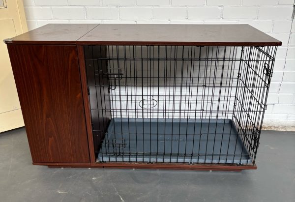 Hondenbench met houten ombouw