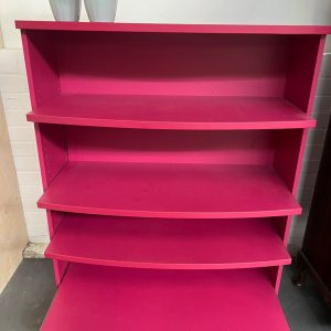 Roze boekenkast
