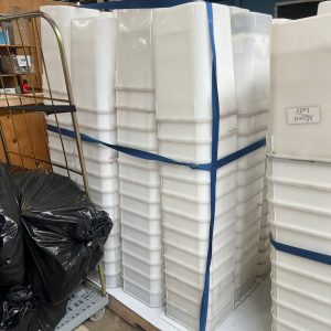 Plastic bakken & deksel - ca. 600 stuks