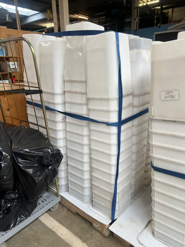 Plastic bakken & deksel - ca. 600 stuks