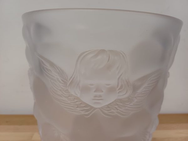 Vaas van gesatineerd glas met een reliëfdecor van engelen - Afbeelding 5