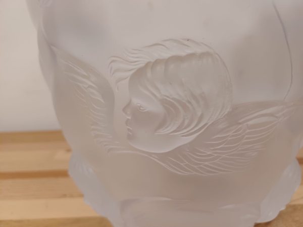 Vaas van gesatineerd glas met een reliëfdecor van engelen - Afbeelding 2