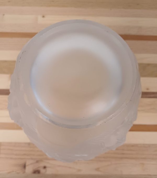 Vaas van gesatineerd glas met een reliëfdecor van engelen - Afbeelding 3