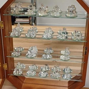 Vitrinekastje met 19 AB signed crystal / kristal diertjes