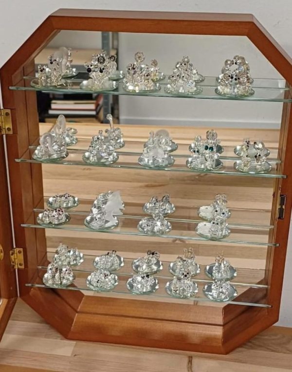 Vitrinekastje met 19 AB signed crystal / kristal diertjes