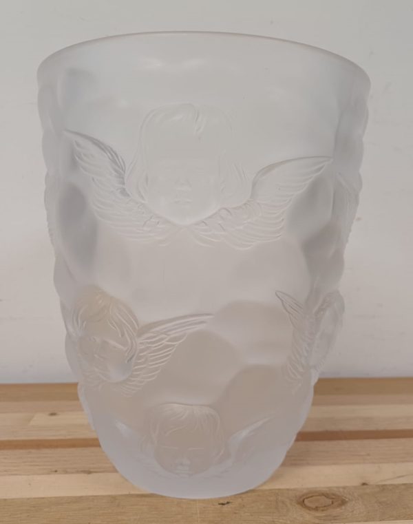 Vaas van gesatineerd glas met een reliëfdecor van engelen - Afbeelding 11