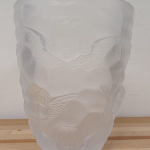 Vaas van gesatineerd glas met een reliëfdecor van engelen