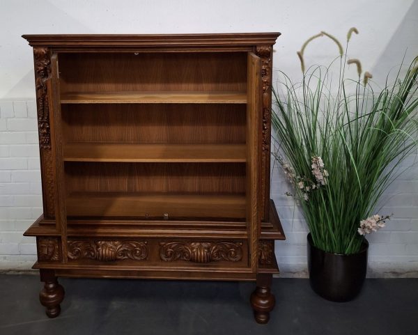 Antieke houten kast met sierlijke houtsnijwerken - Afbeelding 4