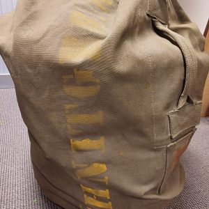 Legertas / plunjezak voorzien van kleding en accessoires