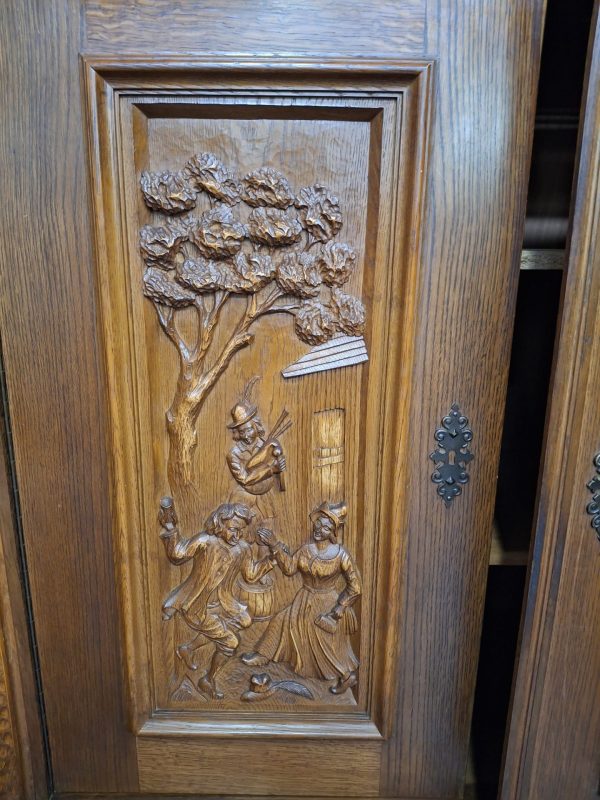 Antieke houten kast met sierlijke houtsnijwerken - Afbeelding 2