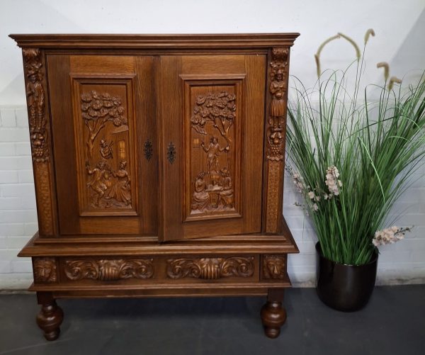 Antieke houten kast met sierlijke houtsnijwerken - Afbeelding 8