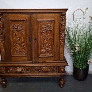 Antieke houten kast met sierlijke houtsnijwerken