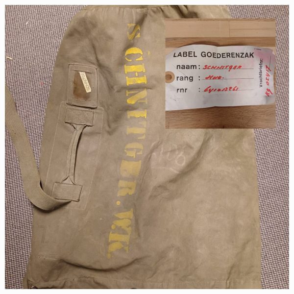Legertas / plunjezak voorzien van kleding en accessoires - Afbeelding 21