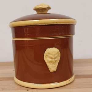 Aardewerk pot van Sarreguemines met mascarons